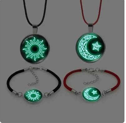 Pulseiras Infinity Love brilhando no escuro com desenho de sol e lua